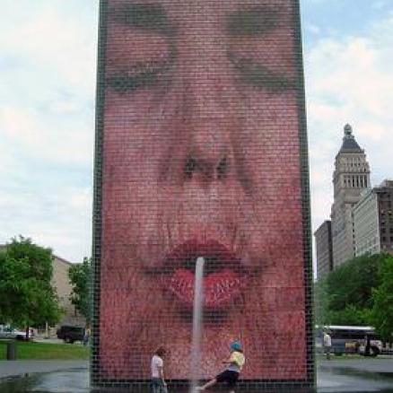 crown_fountain_spouting